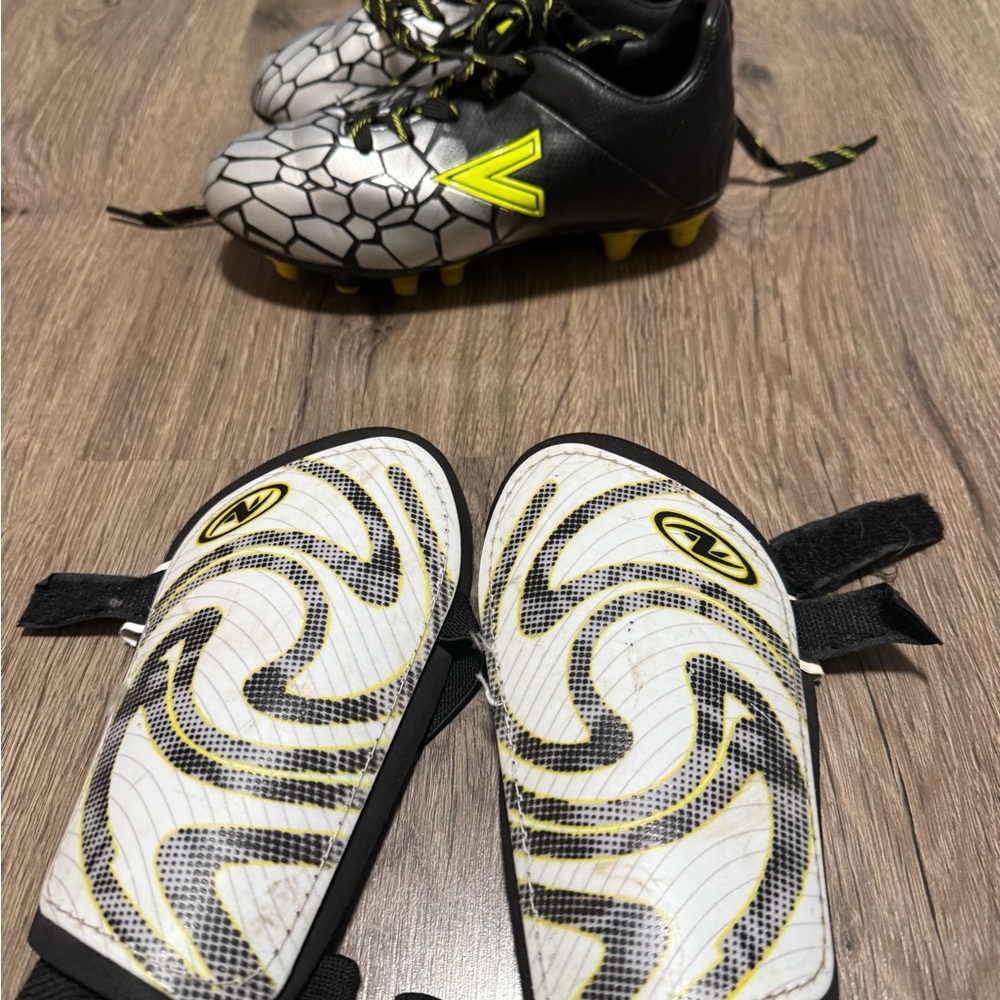 kids soccer cleats, size 12Y.
